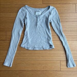Hollister y2k style gray ribbed henley button detail top